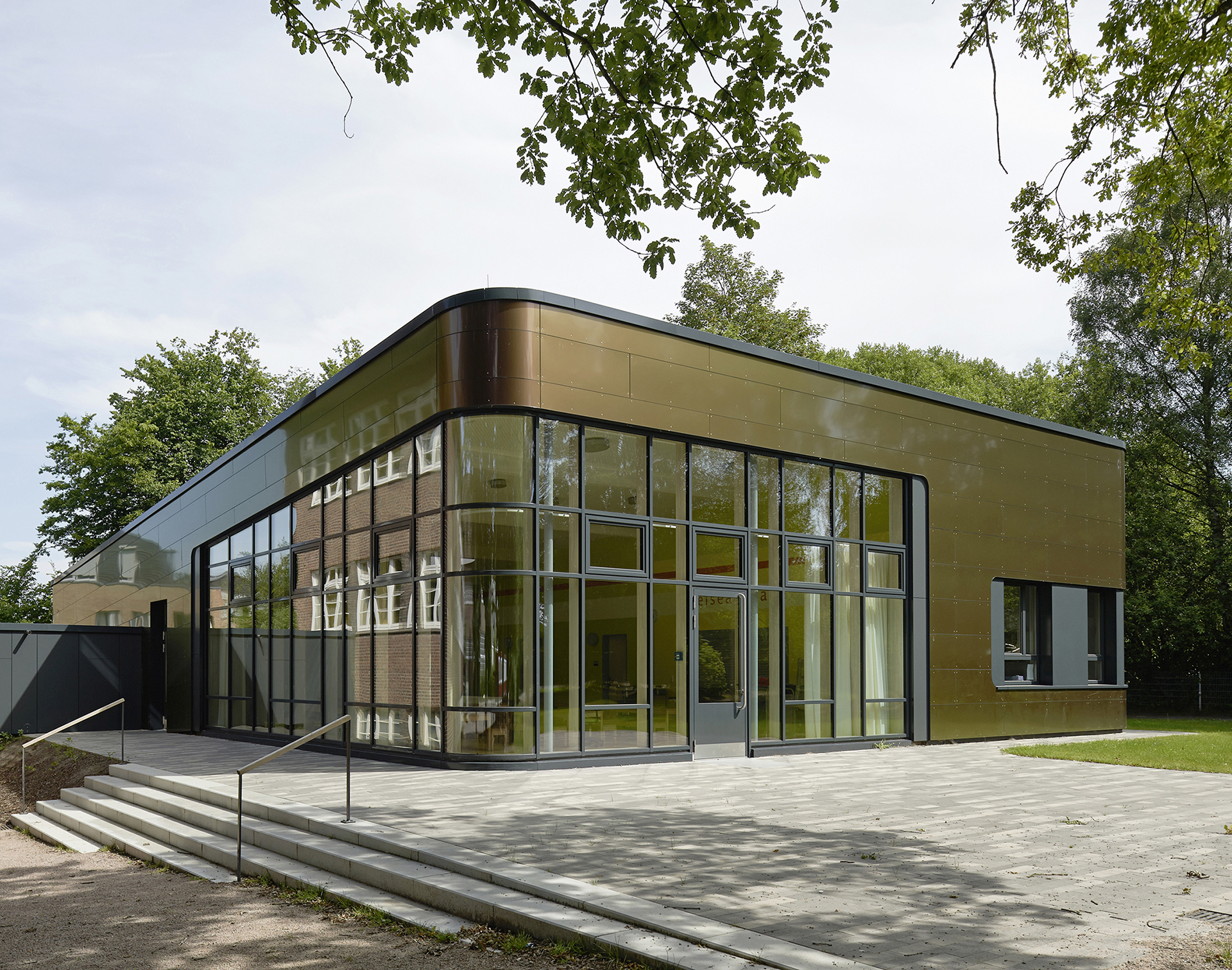 Mensa Grundschule Strenge; Neubau; Architekturfotografie; Markus Tollhopf; Schulbau; SBH Schulbau Hamburg; Fotografie; ABJ Architekt:innen; Aussenaufnahme