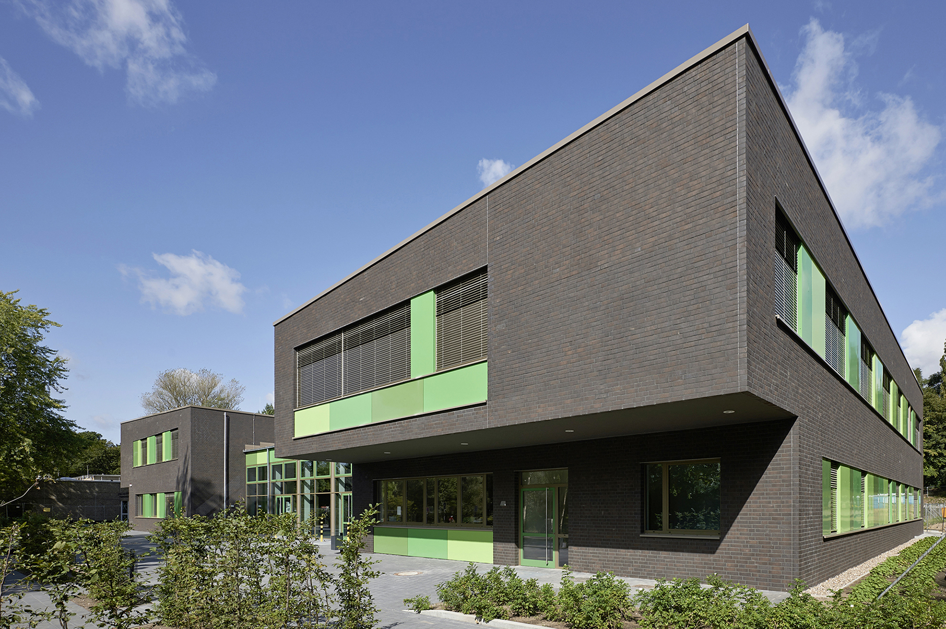 Berufliche Schule; Wirtschaftsgymnasium; Göhlbachtal; Neubau; Architekturfotografie; Markus Tollhopf; Schulbau; SBH Schulbau Hamburg; Fotografie; ABJ Architekt:innen; Aussenaufnahme