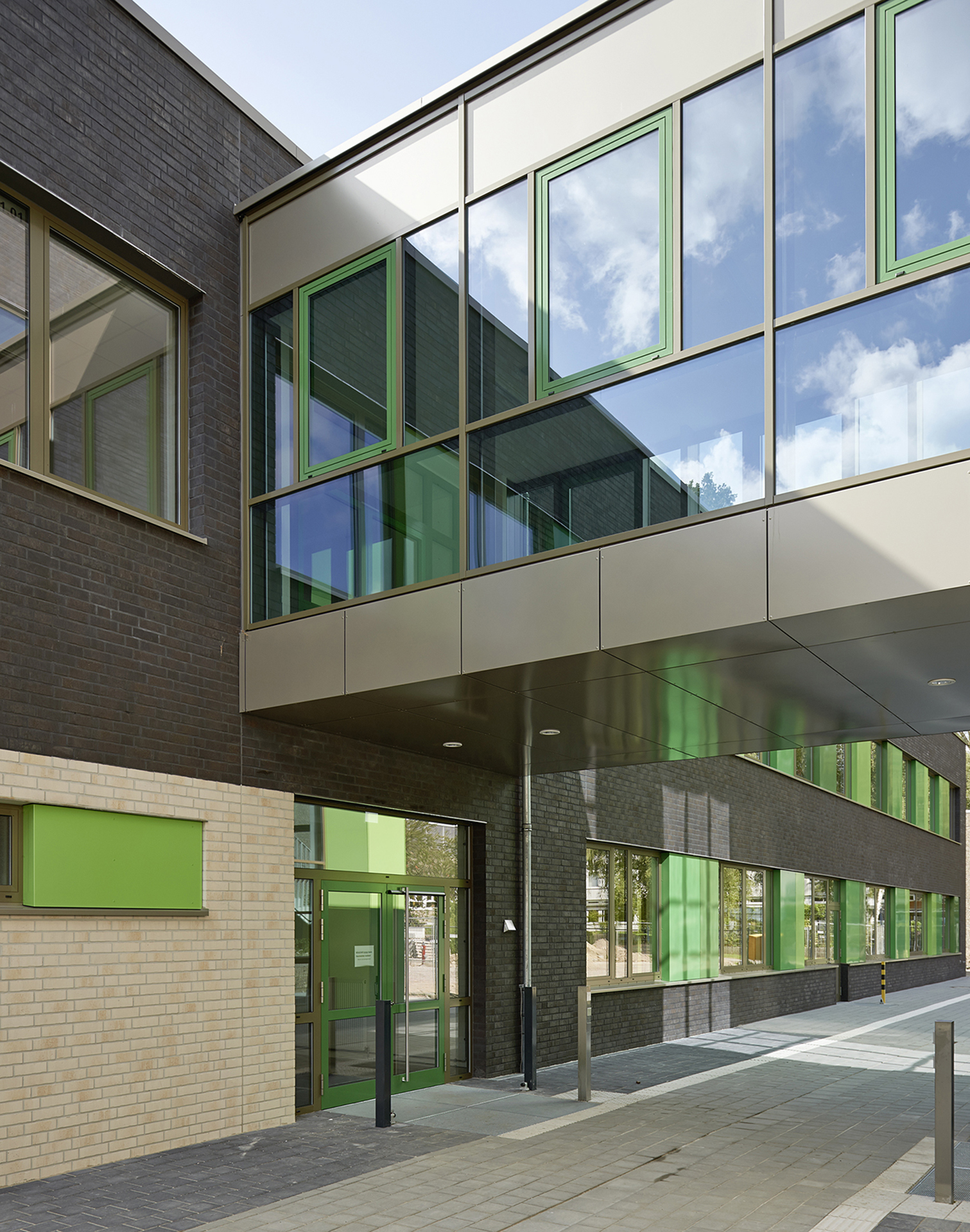 Berufliche Schule; Wirtschaftsgymnasium; Göhlbachtal; Neubau; Architekturfotografie; Markus Tollhopf; Schulbau; SBH Schulbau Hamburg; Fotografie; ABJ Architekt:innen; Aussenaufnahme