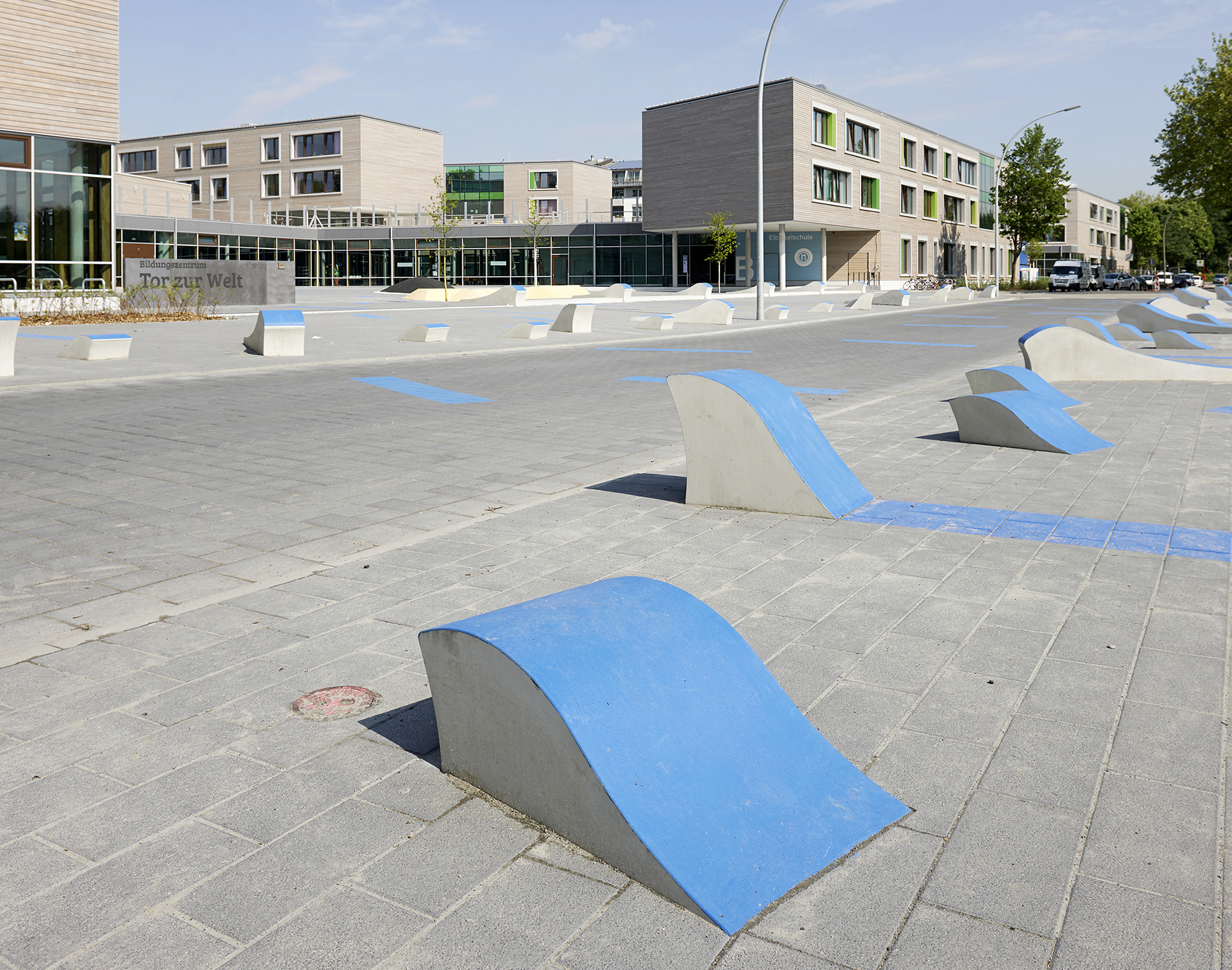 Bildungszentrum Tor Zur Welt; Hamburg Wilhelmsburg; Neubau; Architekturfotografie; Markus Tollhopf; Schulbau; SBH Schulbau Hamburg; Fotografie; Aussenaufnahme; BBS Landscape Engineering