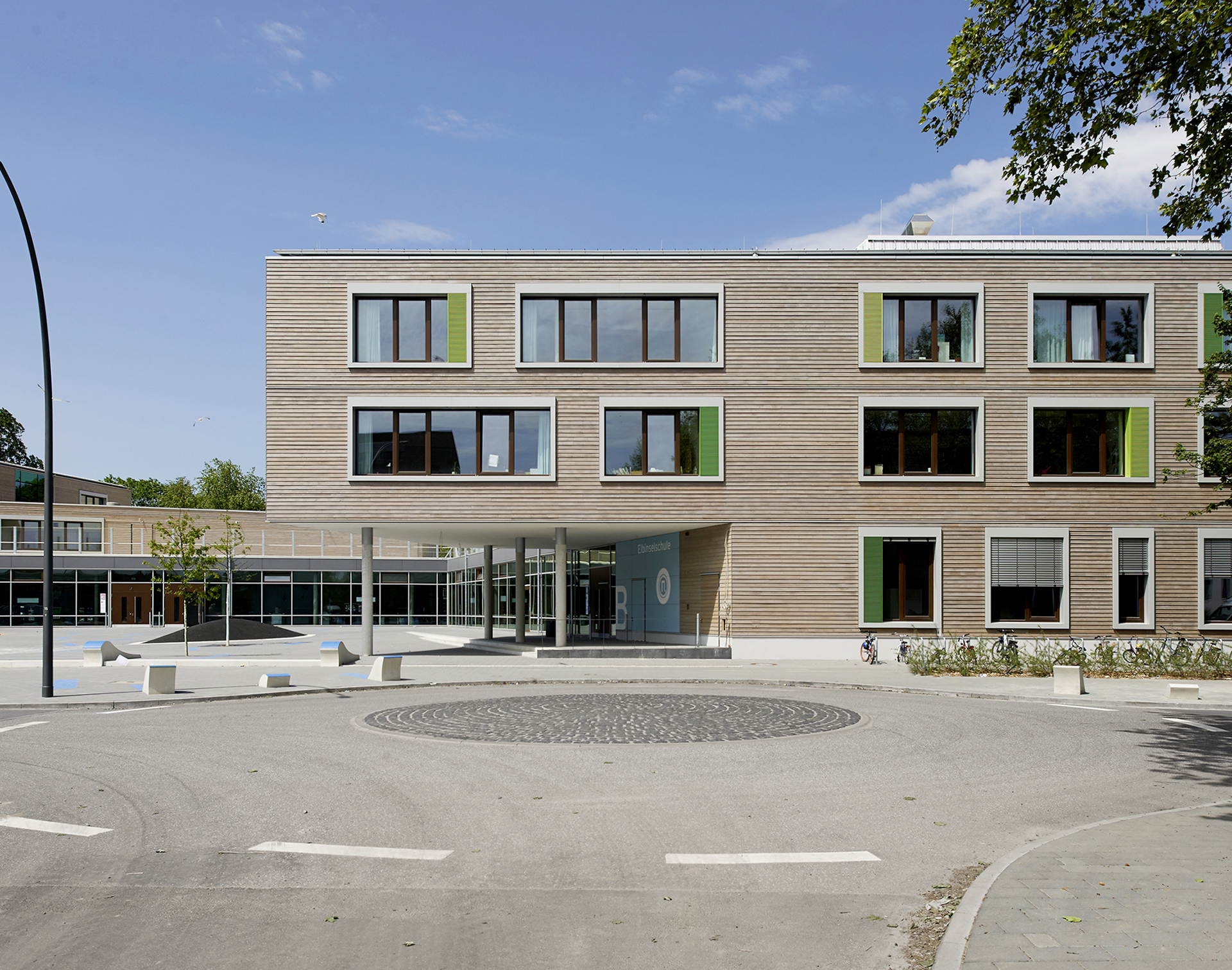 Bildungszentrum Tor Zur Welt; Hamburg Wilhelmsburg; Neubau; Architekturfotografie; Markus Tollhopf; Schulbau; SBH Schulbau Hamburg; Fotografie; Aussenaufnahme; BBS Landscape Engineering