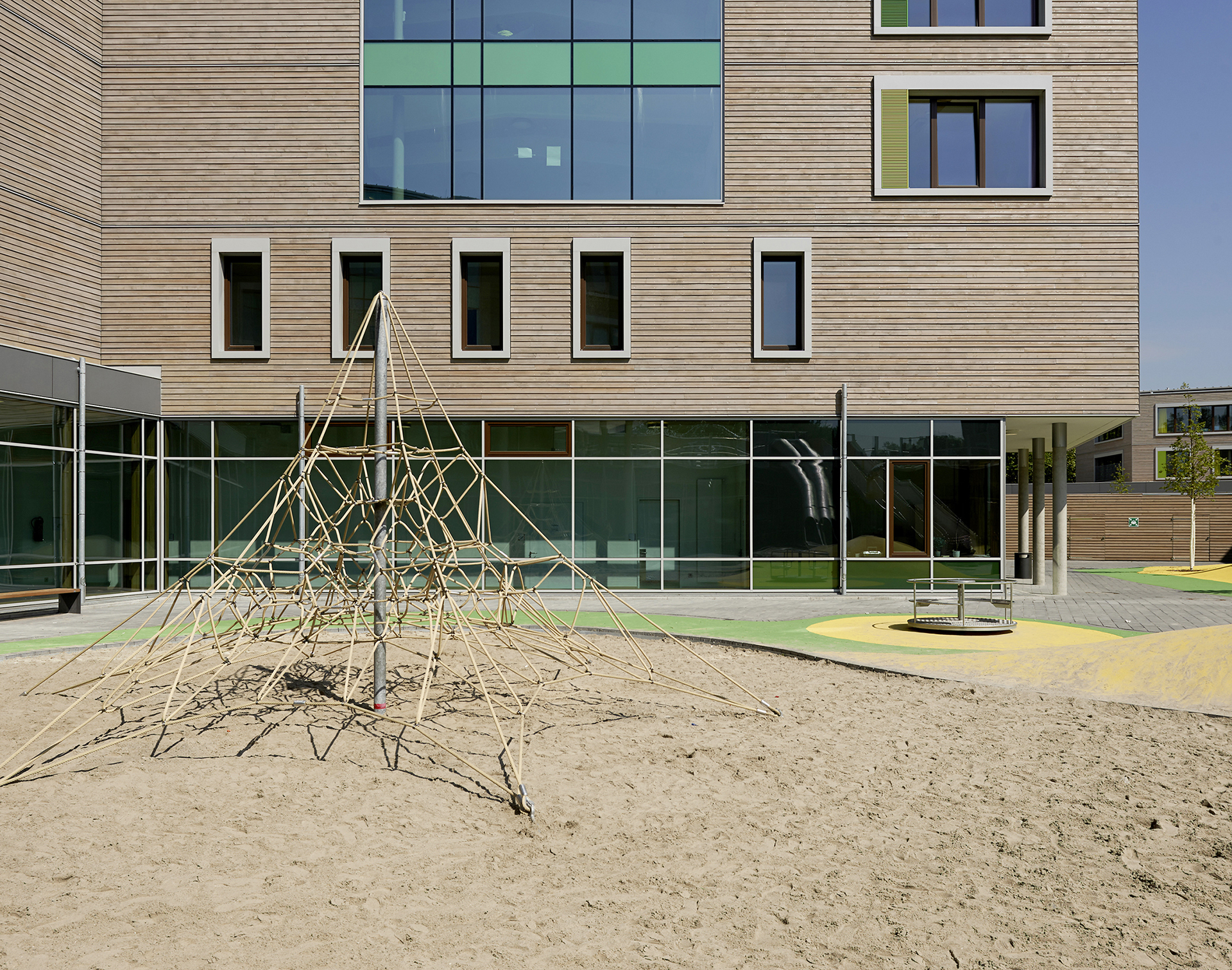 Bildungszentrum Tor Zur Welt; Hamburg Wilhelmsburg; Neubau; Architekturfotografie; Markus Tollhopf; Schulbau; SBH Schulbau Hamburg; Fotografie; Aussenaufnahme; BBS Landscape Engineering