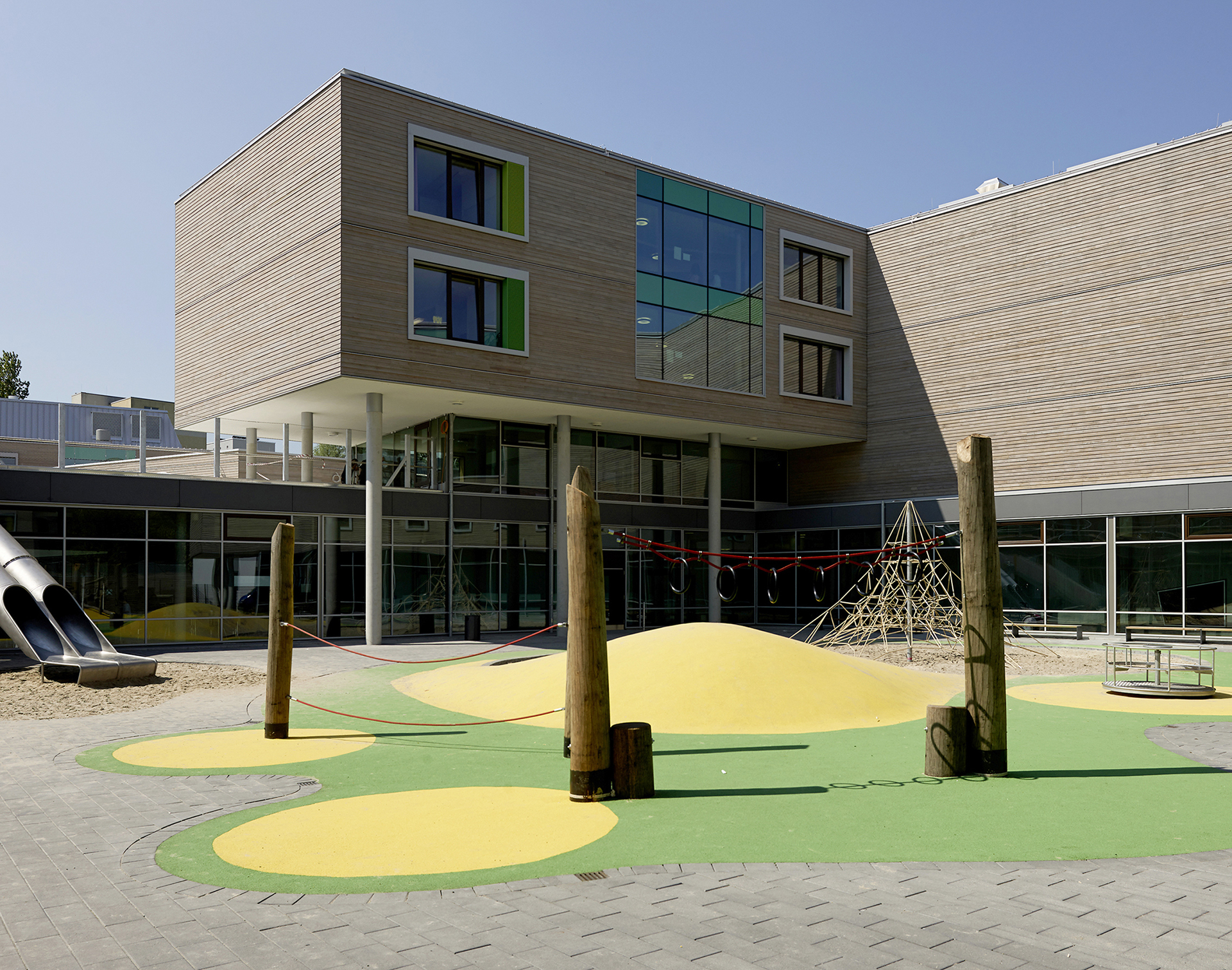 Bildungszentrum Tor Zur Welt; Hamburg Wilhelmsburg; Neubau; Architekturfotografie; Markus Tollhopf; Schulbau; SBH Schulbau Hamburg; Fotografie; Aussenaufnahme; BBS Landscape Engineering