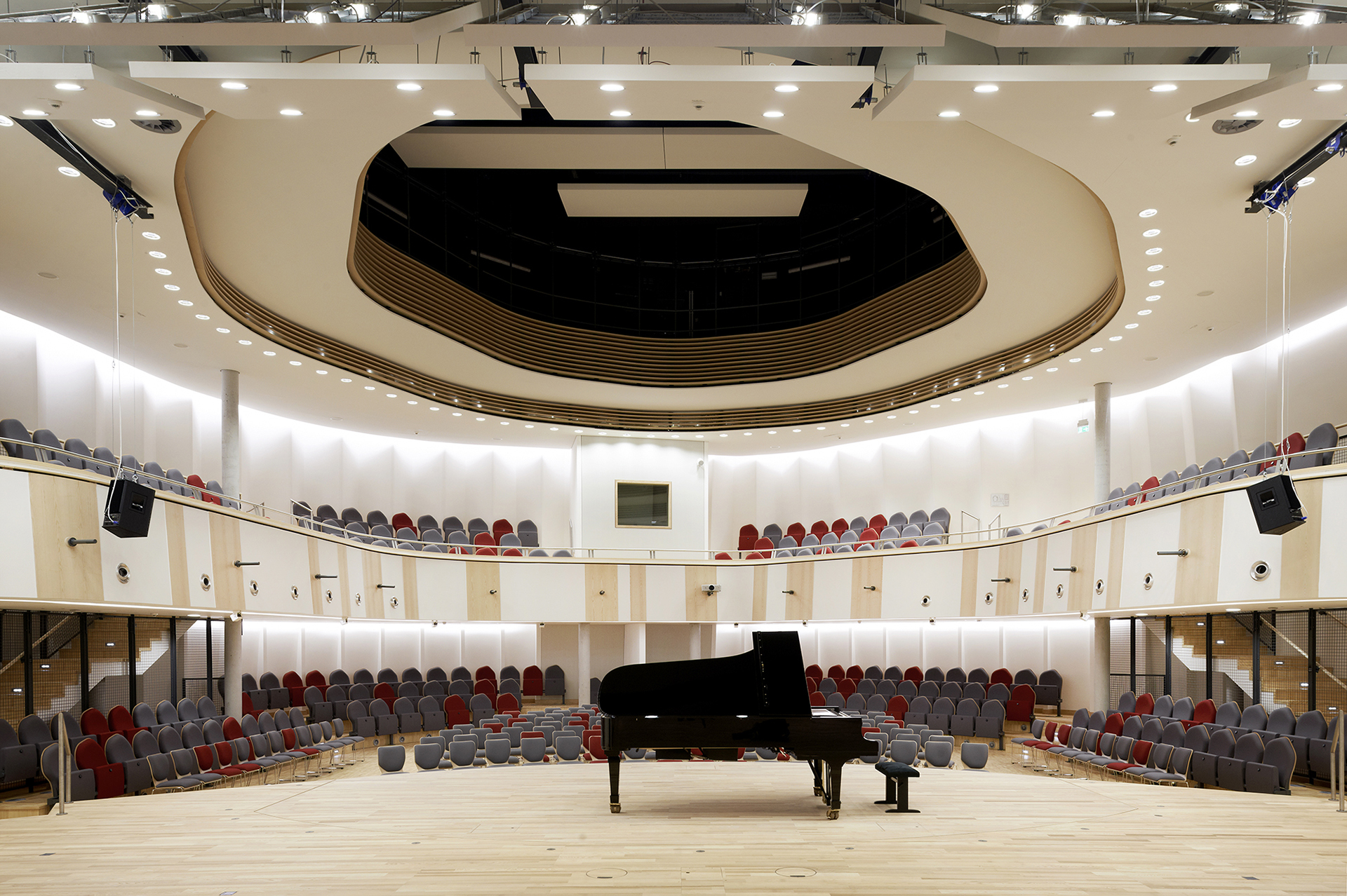 Miralles-Saal Jugendmusikschule Hamburg; JMS; Konzertsaal; Architekturfotografie; Markus Tollhopf; Schulbau; Fotografie; Tchoban Voss Architekten; Benedetta Tagliabue EMBT Barcelona; Innenaufnahme