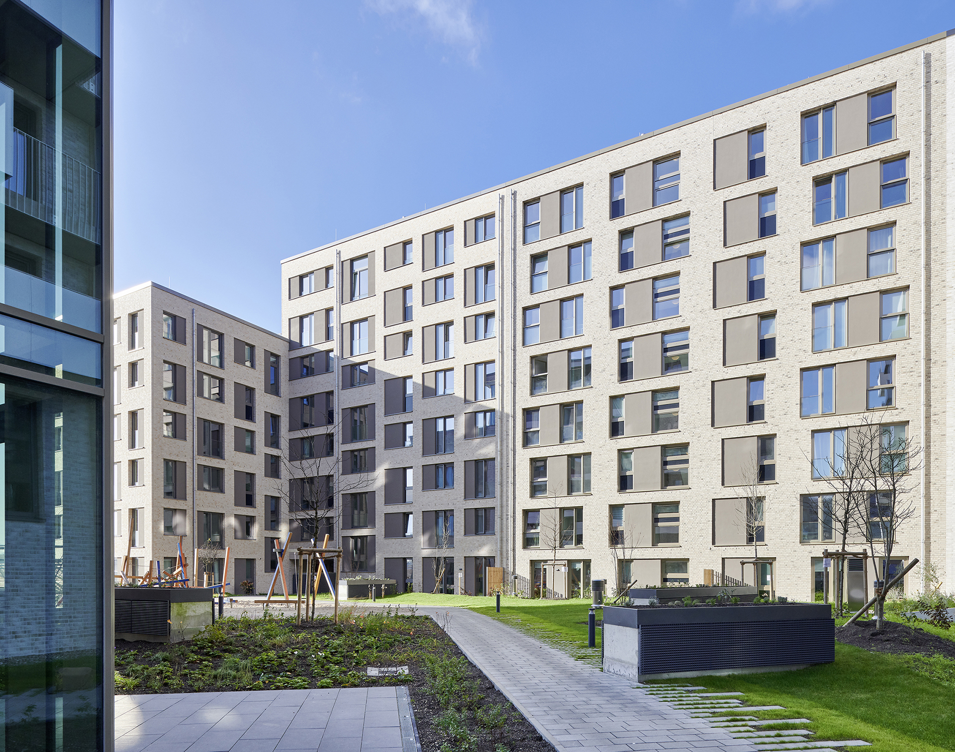 Wohnungsbau; Baakenallee; Hafencity; Schiffszimmerer Genossenschaft; Hafen; Elbe; Spielplatz; Innenhof; Hamburg; Neubau; Architekturfotografie; Markus Tollhopf; Fotografie; Stadtentwicklung; Aussenaufnahme