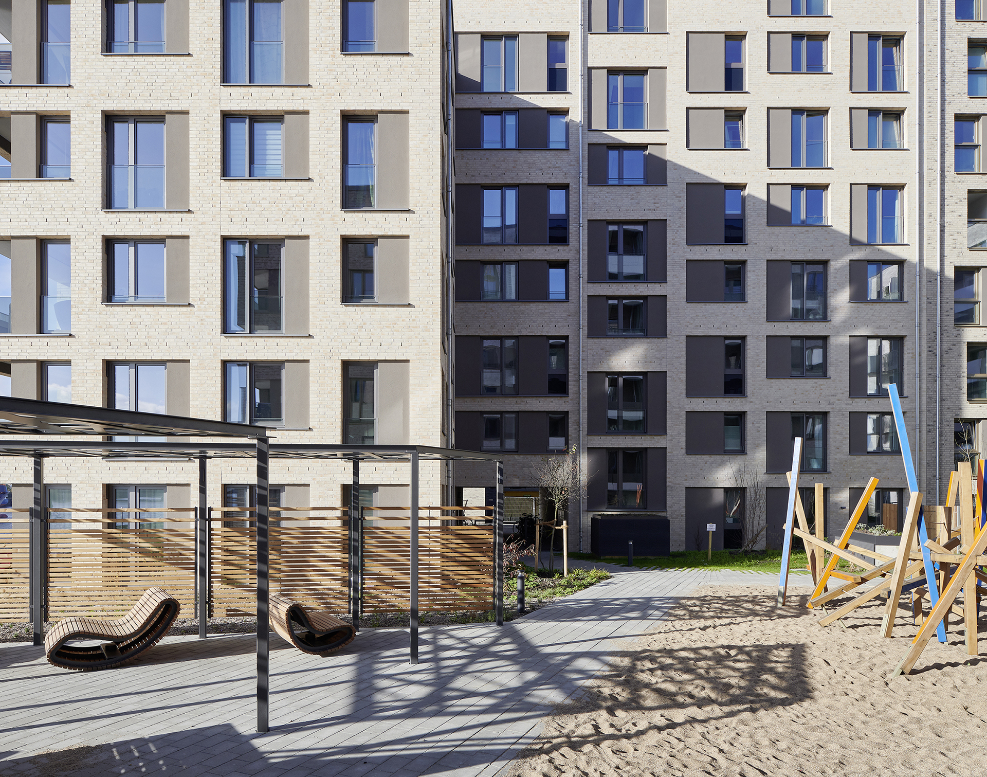 Wohnungsbau; Baakenallee; Hafencity; Schiffszimmerer Genossenschaft; Hafen; Elbe; Spielplatz; Innenhof; Hamburg; Neubau; Architekturfotografie; Markus Tollhopf; Fotografie; Stadtentwicklung; Aussenaufnahme