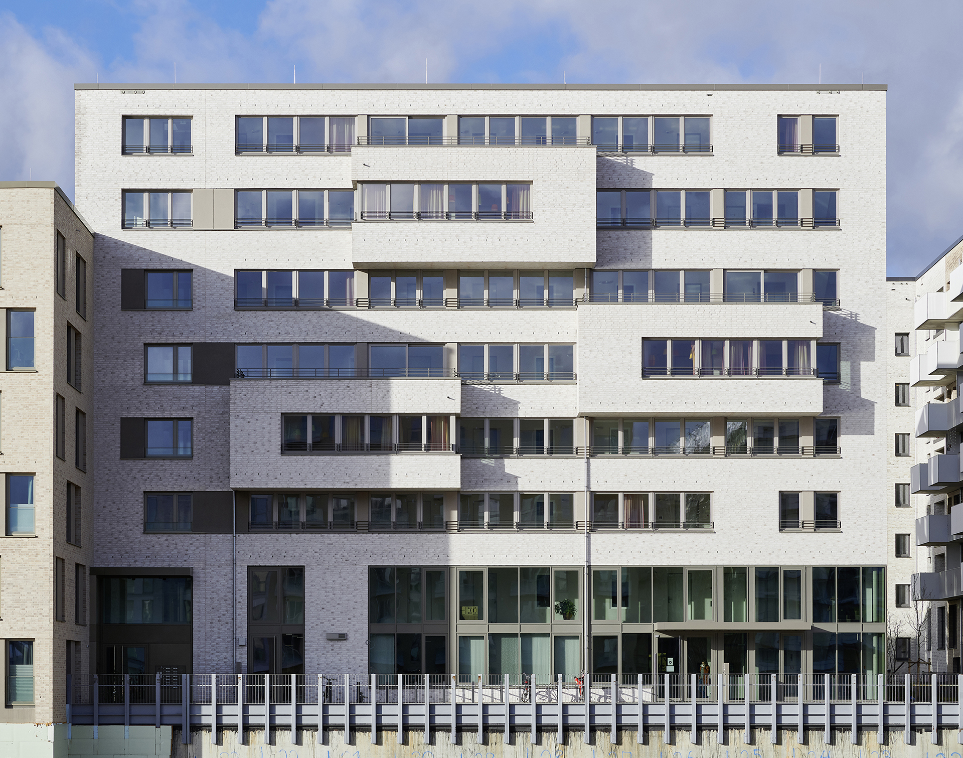 Wohnungsbau; Inklusion; Baakenallee; Hafencity; Leuchtfeuer Festland Hafen; Elbe; Spielplatz; Innenhof; Hamburg; Neubau; Architekturfotografie; Markus Tollhopf; Fotografie; HSBZ Architekten; Aussenaufnahme