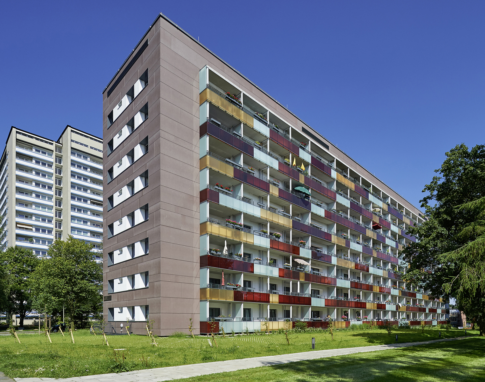 Wohnungsbau; Buchnerweg Hamburg-Farmsen; Mehrfamilienhaus; Innenhof; Hamburg; energetische Sanierung; Baugenossenschaft Dennerstraße Selbsthilfe; BDS; Architekturfotografie; Markus Tollhopf; Fotografie; HSBZ Architekten; Aussenaufnahme