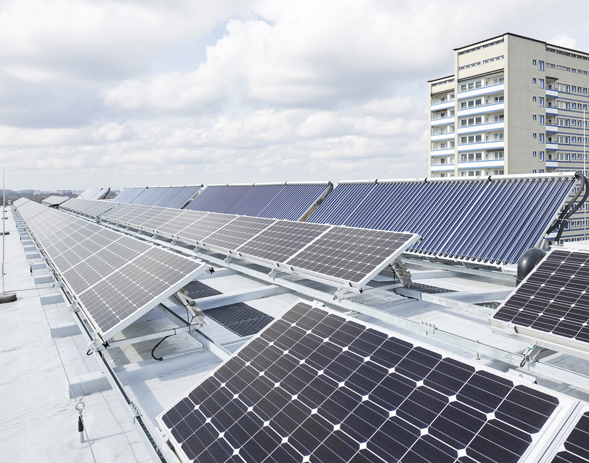 Wohnungsbau; Buchnerweg Hamburg-Farmsen; Mehrfamilienhaus; Hamburg; energetische Sanierung; Baugenossenschaft Dennerstraße Selbsthilfe; BDS; Architekturfotografie; Markus Tollhopf; Fotografie; HSBZ Architekten; Aussenaufnahme