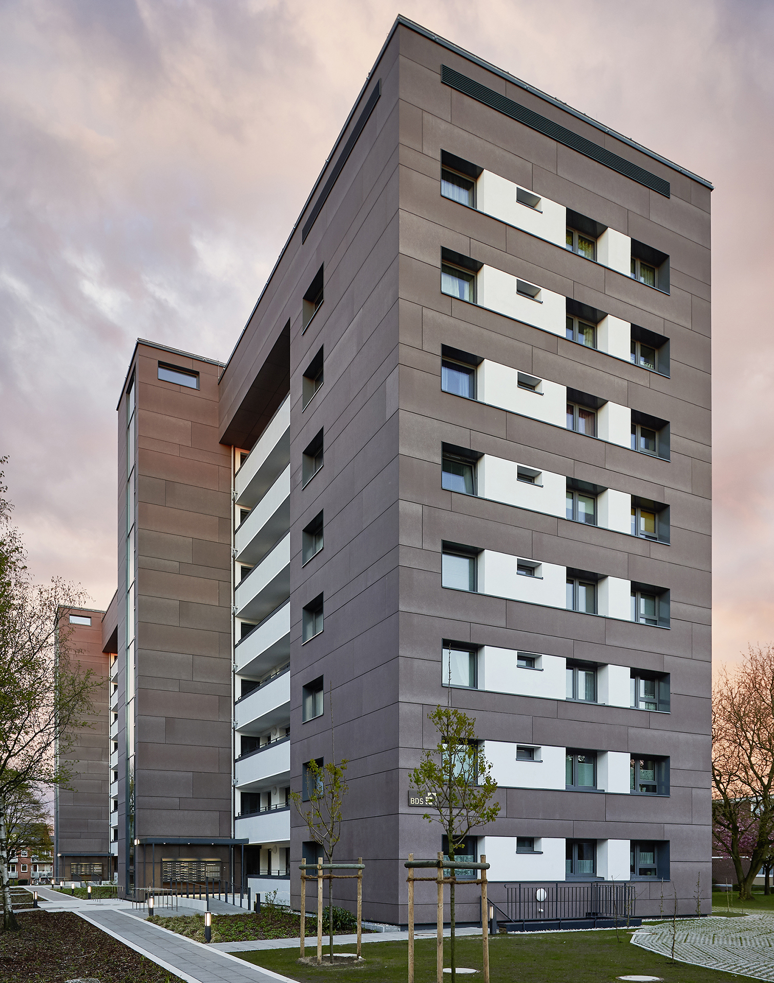 Wohnungsbau; Buchnerweg Hamburg-Farmsen; Mehrfamilienhaus; Hamburg; energetische Sanierung; Baugenossenschaft Dennerstraße Selbsthilfe; BDS; Architekturfotografie; Markus Tollhopf; Fotografie; HSBZ Architekten; Aussenaufnahme