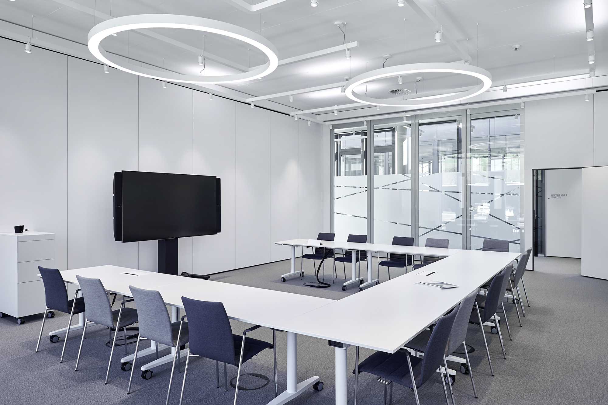 Bürogebäude; WICOM; Wikus Sägenfabrik Spangenberg; Architekturbüro Thomas Tollhopf; Bieling Architekten Hamburg; Architekturfotografie; Markus Tollhopf; Fotografie; Innenaufnahme; Lichtplanung; Konferenzraum