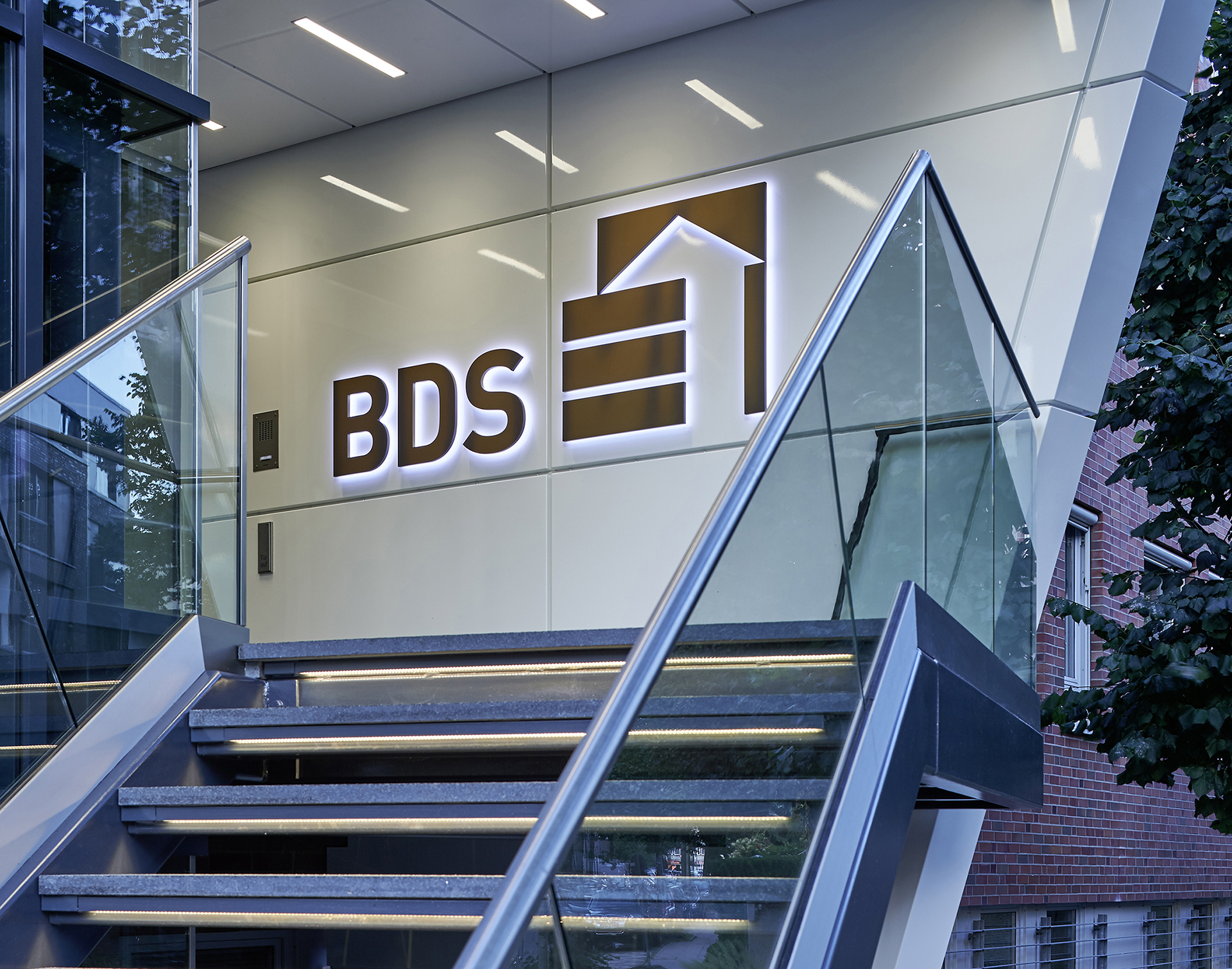 Neugestaltung; Eingangsbereich; Zentrale, Bürogebäude; BDS Hamburg; SWP Architekten; Architekturfotografie; Markus Tollhopf; Fotografie; Aussenaufnahme; Dämmerung