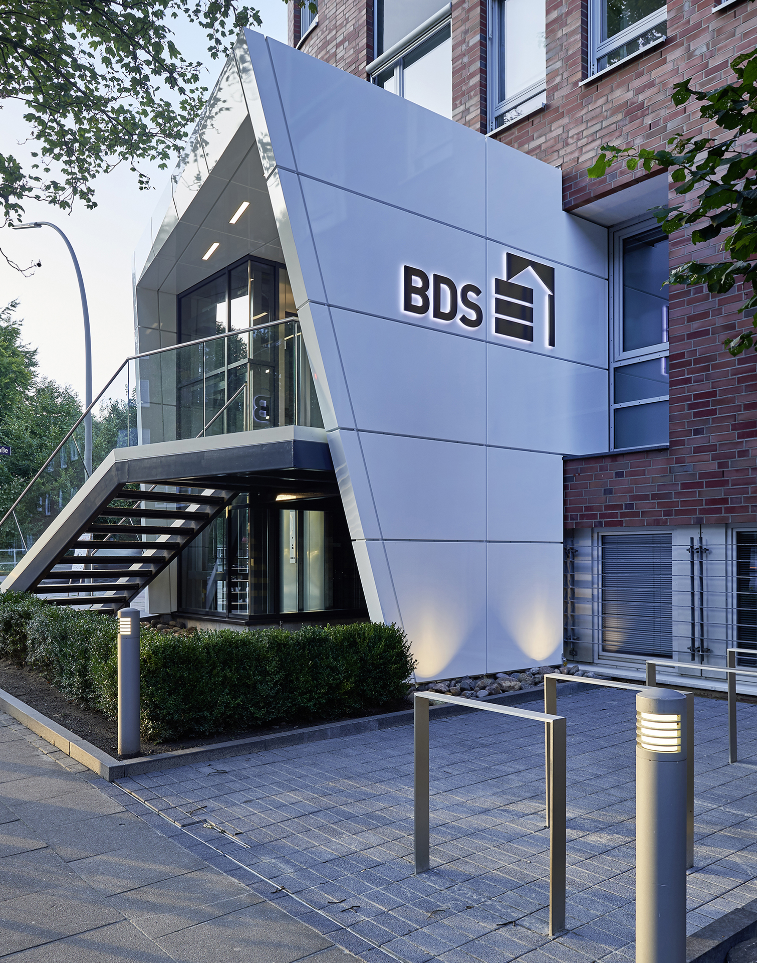 Neugestaltung; Eingangsbereich; Zentrale, Bürogebäude; BDS Hamburg; SWP Architekten; Architekturfotografie; Markus Tollhopf; Fotografie; Aussenaufnahme; Dämmerung