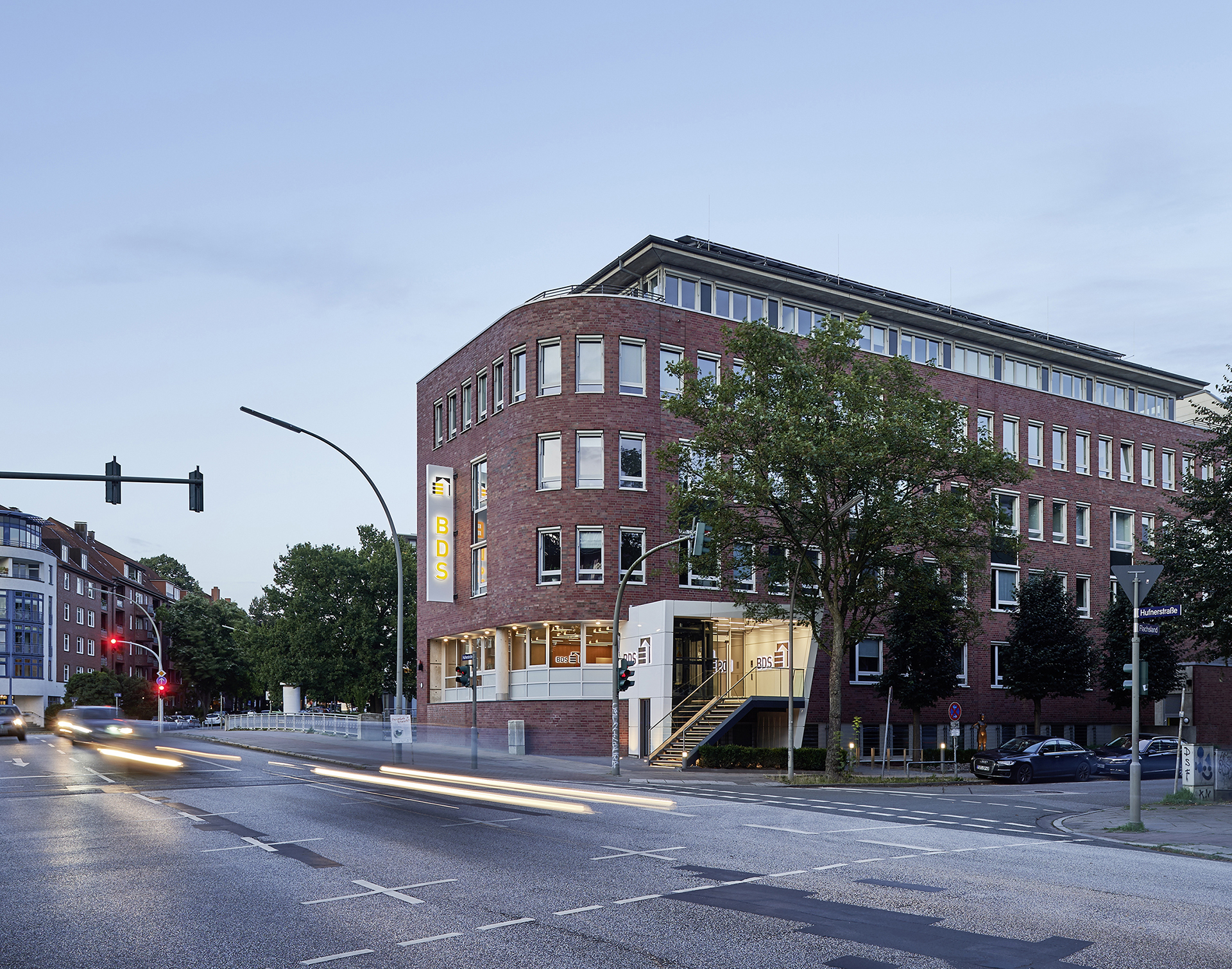 Neugestaltung; Eingangsbereich; Zentrale, Bürogebäude; BDS Hamburg; SWP Architekten; Architekturfotografie; Markus Tollhopf; Fotografie; Aussenaufnahme; Dämmerung