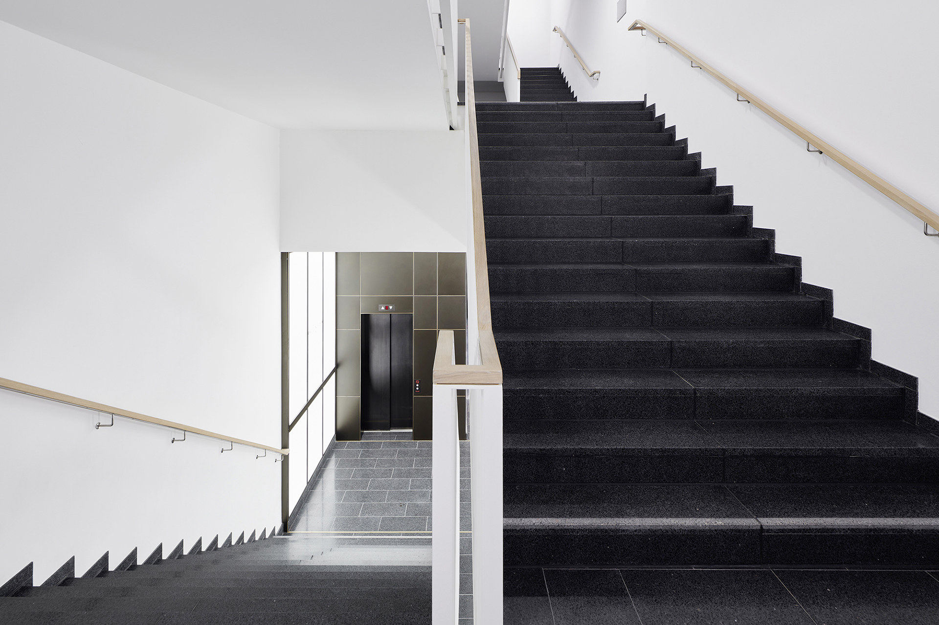 Neubau; Geschäftshaus; Große Bleichen; Eingangsbereich; Bürogebäude; Tchoban Voss Architekten; Architekturfotografie; Markus Tollhopf; Fotografie; Innenaufnahme; Treppenhaus