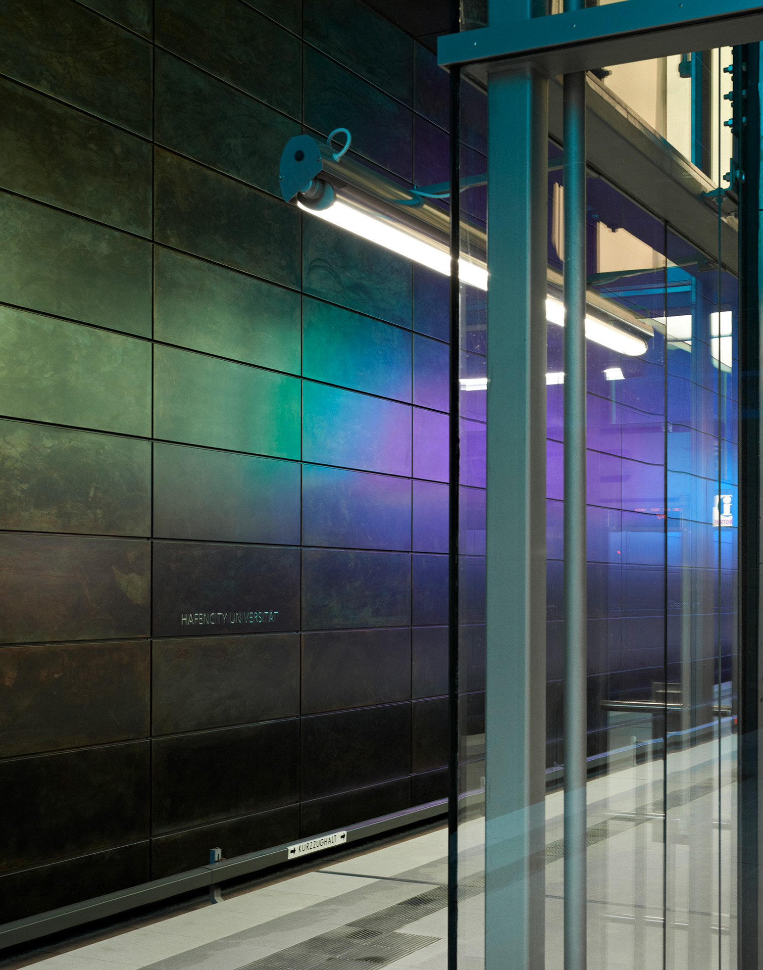 HVV; Hochbahn; U-Bahnstation U4 Hafencity Universität; pfarre lighting design München; Raupach Architekten München; Markus Tollhopf; Architekturfotografie; Lichtplanung; Architektur; Innenaufnahme; Beleuchtung; Transport; ÖPNV;