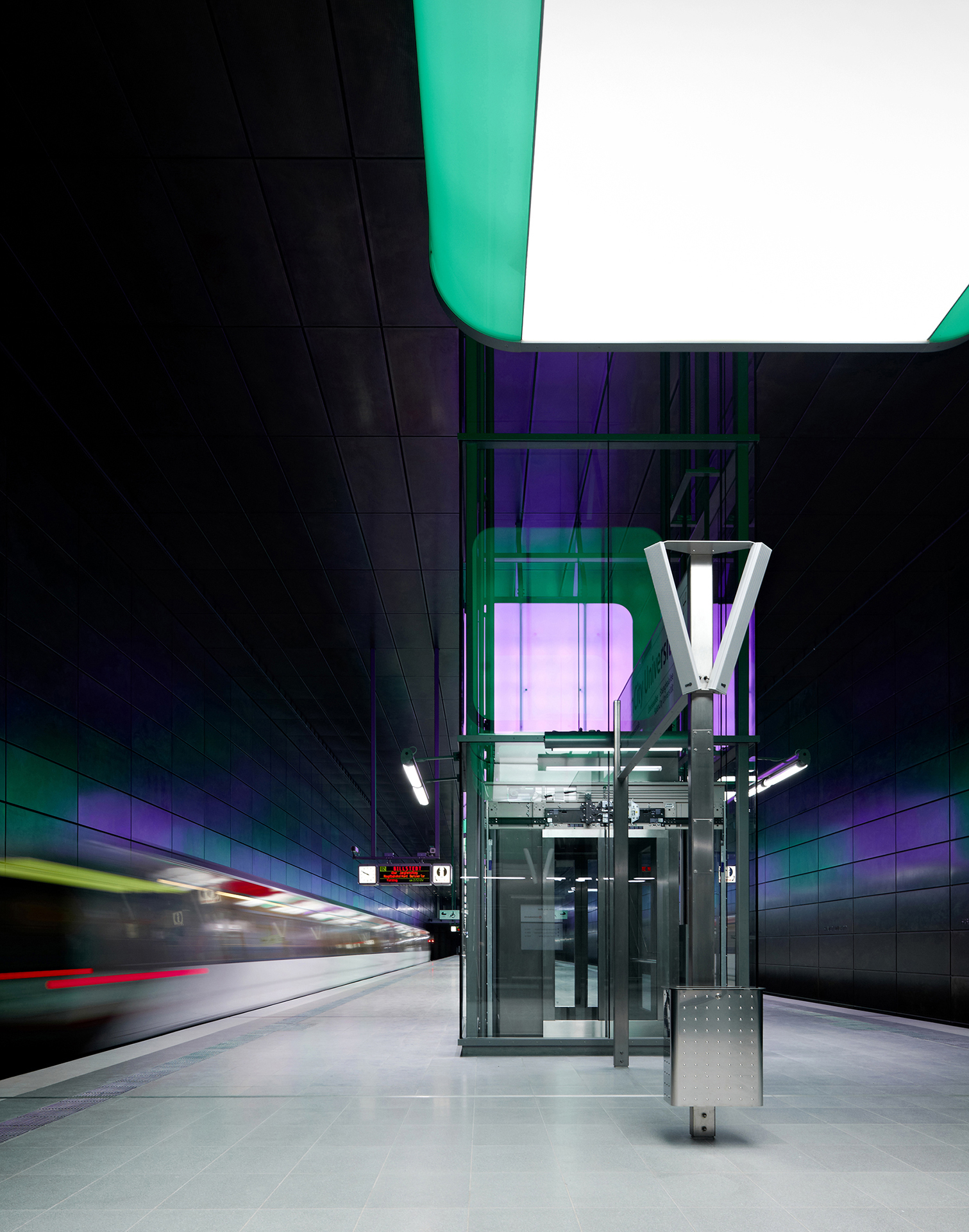 HVV; Hochbahn; U-Bahnstation U4 Hafencity Universität; pfarre lighting design München; Raupach Architekten München; Markus Tollhopf; Architekturfotografie; Lichtplanung; Architektur; Innenaufnahme; Beleuchtung; Transport; ÖPNV;
