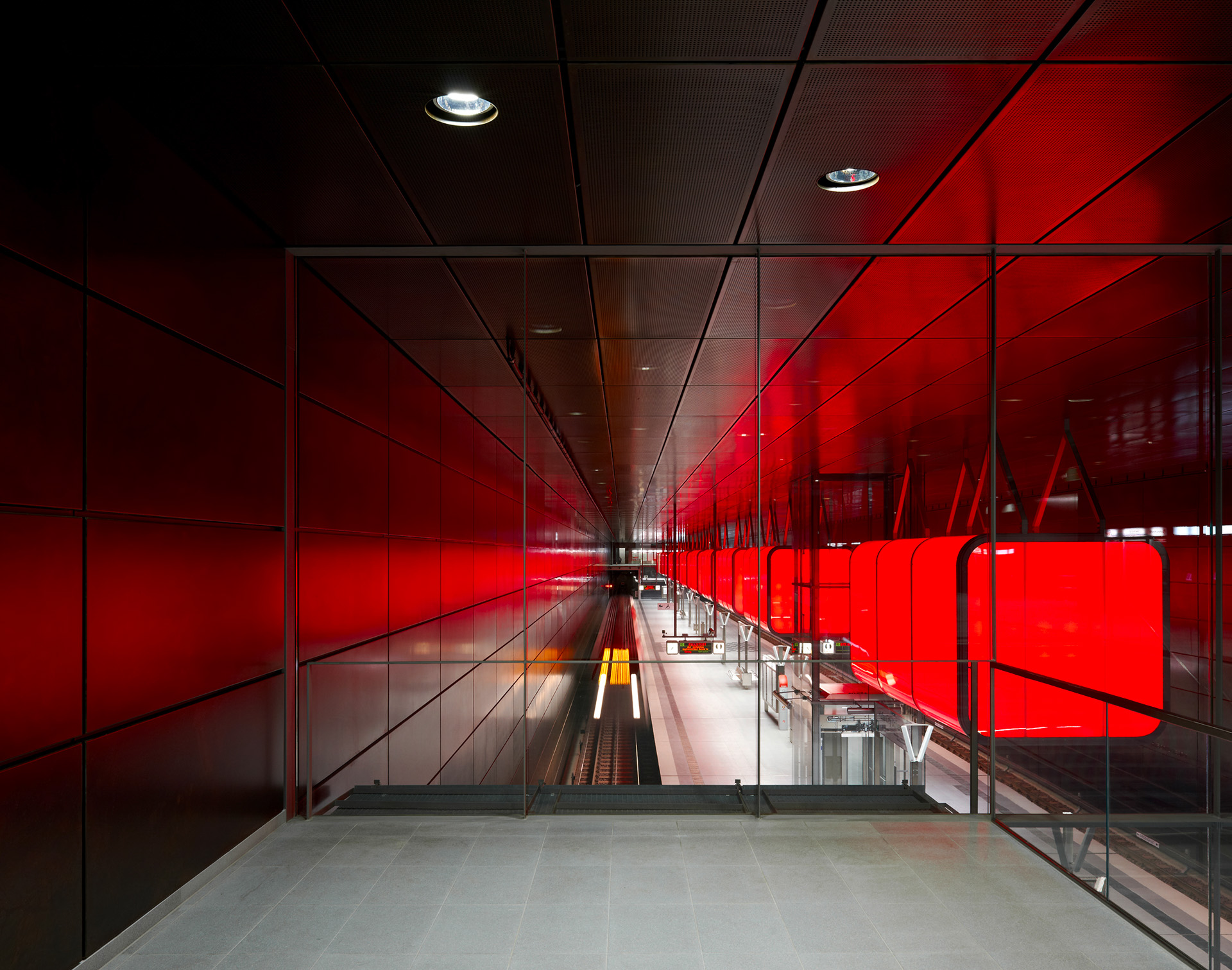 HVV; Hochbahn; U-Bahnstation U4 Hafencity Universität; pfarre lighting design München; Raupach Architekten München; Markus Tollhopf; Architekturfotografie; Lichtplanung; Architektur; Innenaufnahme; Beleuchtung; Transport; ÖPNV;