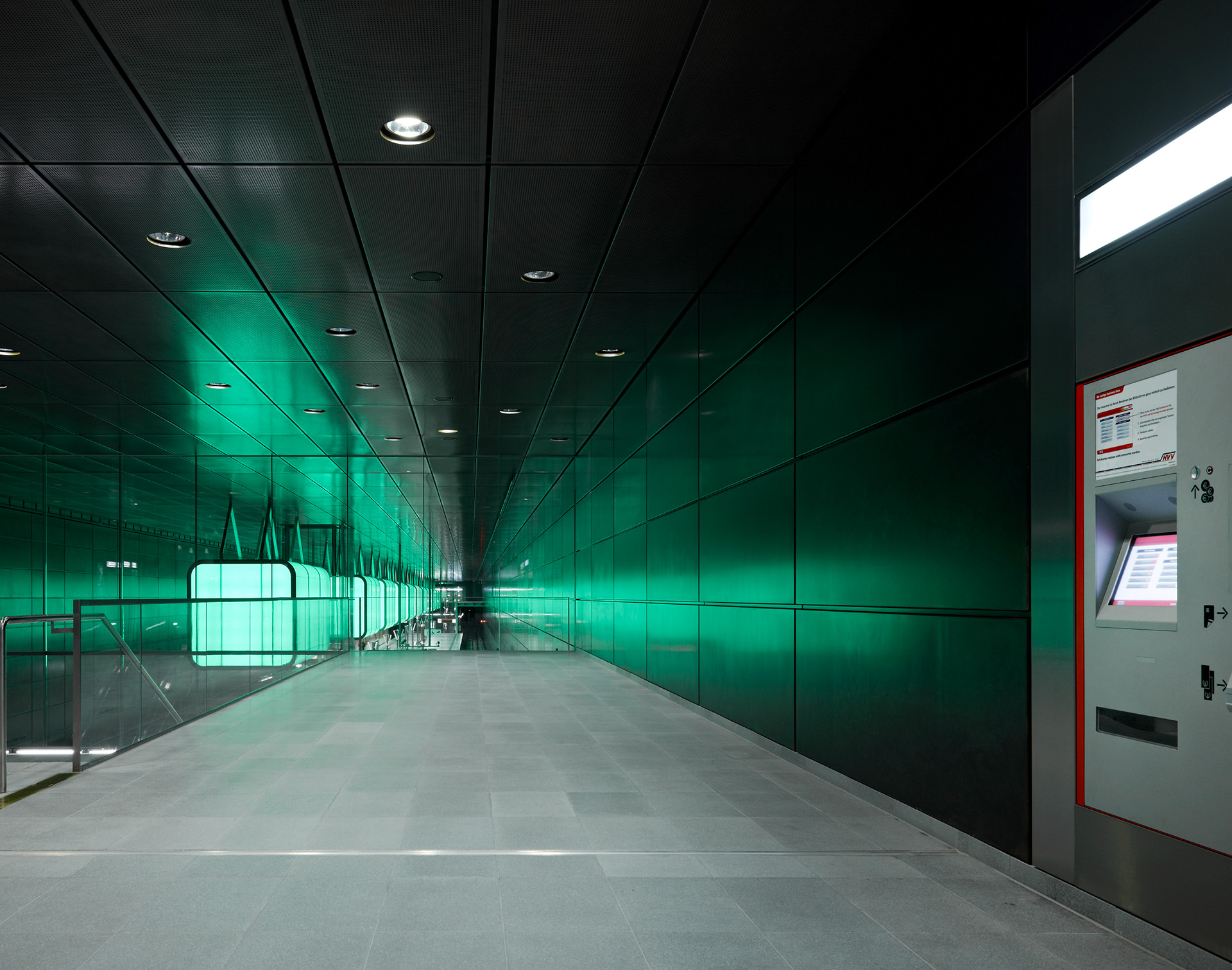 HVV; Hochbahn; U-Bahnstation U4 Hafencity Universität; pfarre lighting design München; Raupach Architekten München; Markus Tollhopf; Architekturfotografie; Lichtplanung; Architektur; Innenaufnahme; Beleuchtung; Transport; ÖPNV;