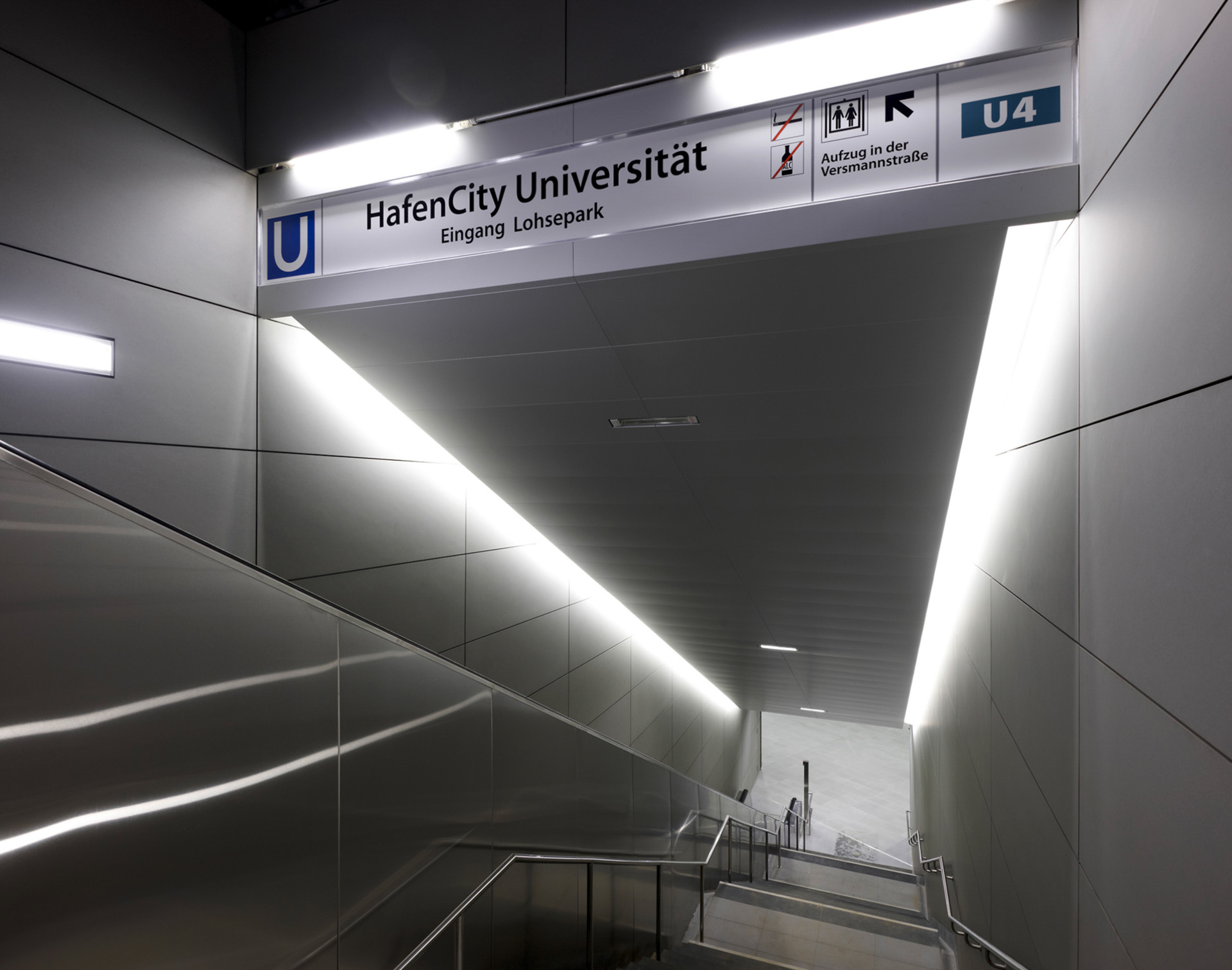 HVV; Hochbahn; U-Bahnstation U4 Hafencity Universität; pfarre lighting design München; Raupach Architekten München; Markus Tollhopf; Architekturfotografie; Lichtplanung; Architektur; Innenaufnahme; Beleuchtung; Transport; ÖPNV;
