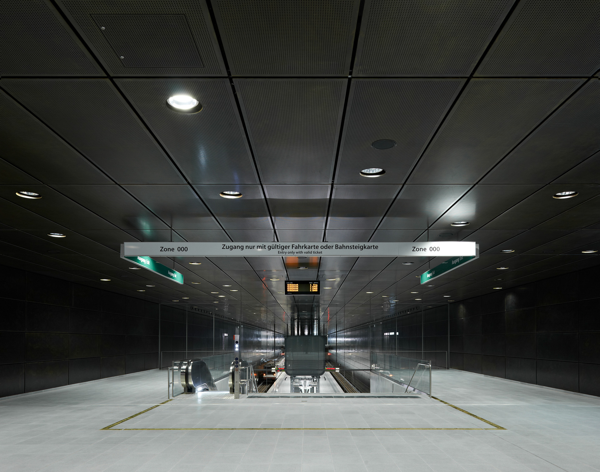 HVV; Hochbahn; U-Bahnstation U4 Hafencity Universität; pfarre lighting design München; Raupach Architekten München; Markus Tollhopf; Architekturfotografie; Lichtplanung; Architektur; Innenaufnahme; Beleuchtung; Transport; ÖPNV;