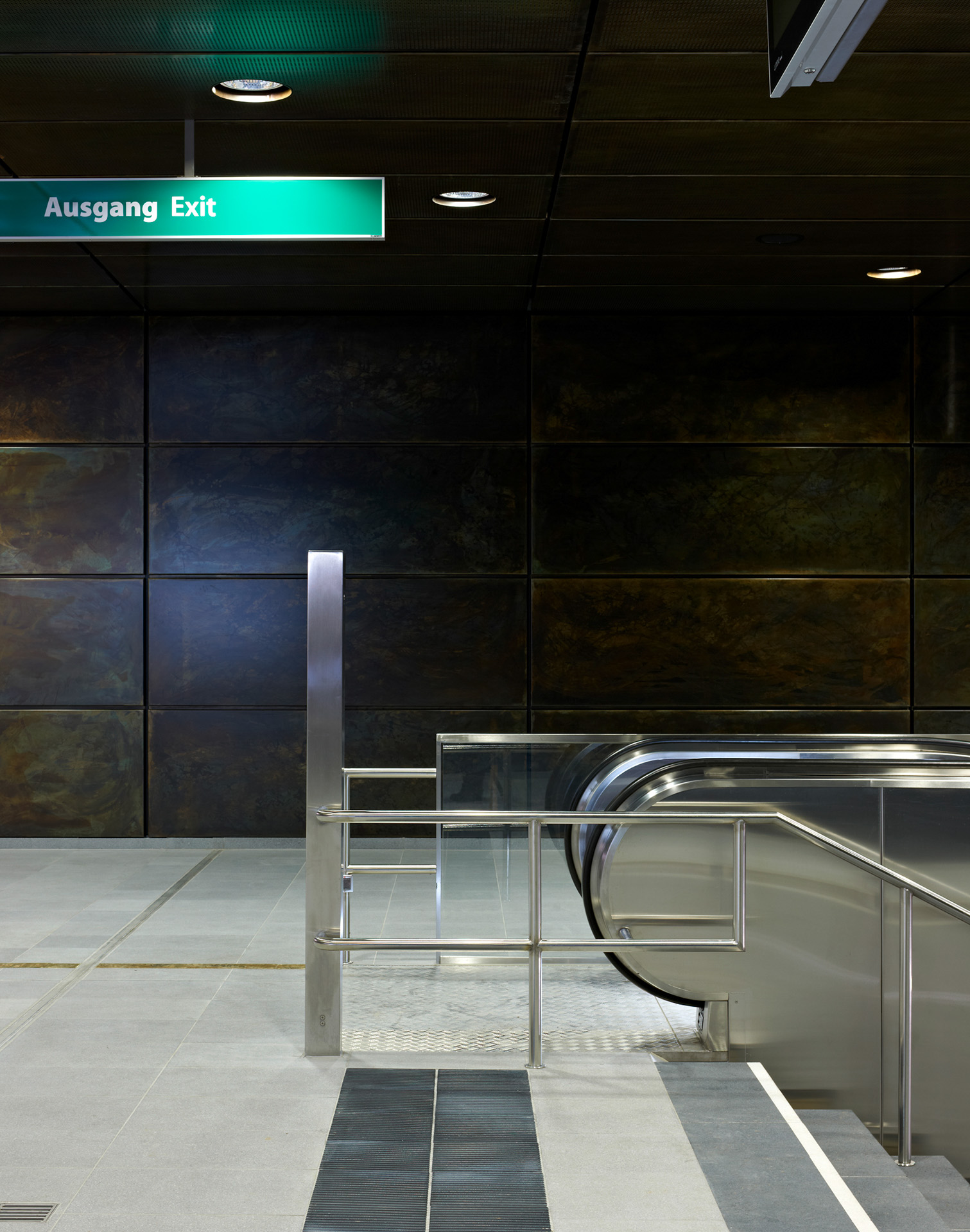 HVV; Hochbahn; U-Bahnstation U4 Hafencity Universität; pfarre lighting design München; Raupach Architekten München; Markus Tollhopf; Architekturfotografie; Lichtplanung; Architektur; Innenaufnahme; Beleuchtung; Transport; ÖPNV;