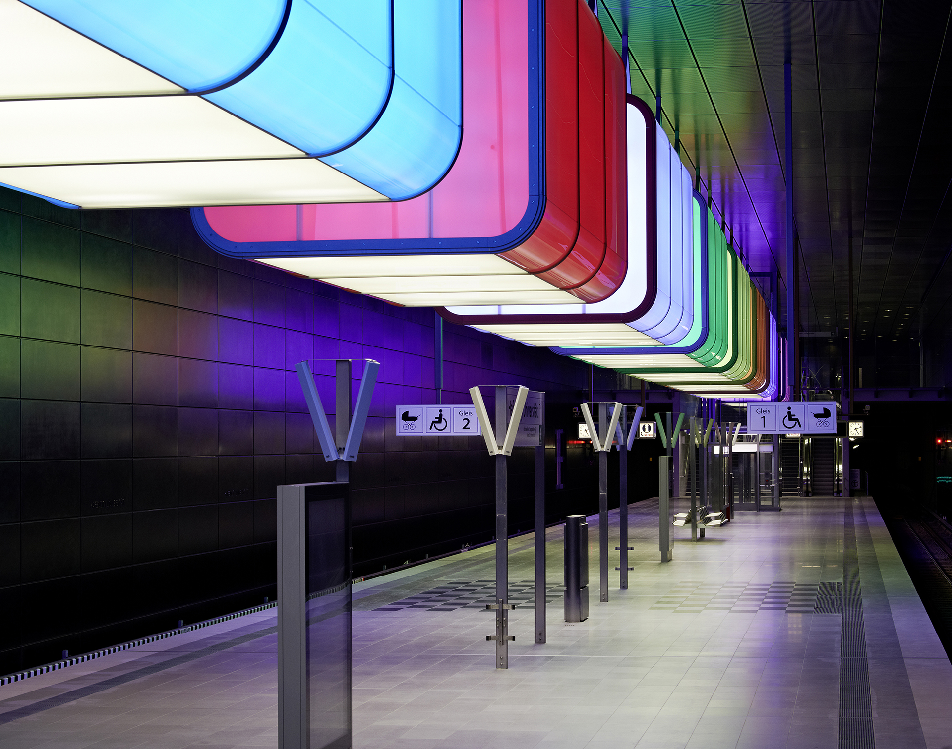 HVV; Hochbahn; U-Bahnstation U4 Hafencity Universität; pfarre lighting design München; Raupach Architekten München; Markus Tollhopf; Architekturfotografie; Lichtplanung; Architektur; Innenaufnahme; Beleuchtung; Transport; ÖPNV;