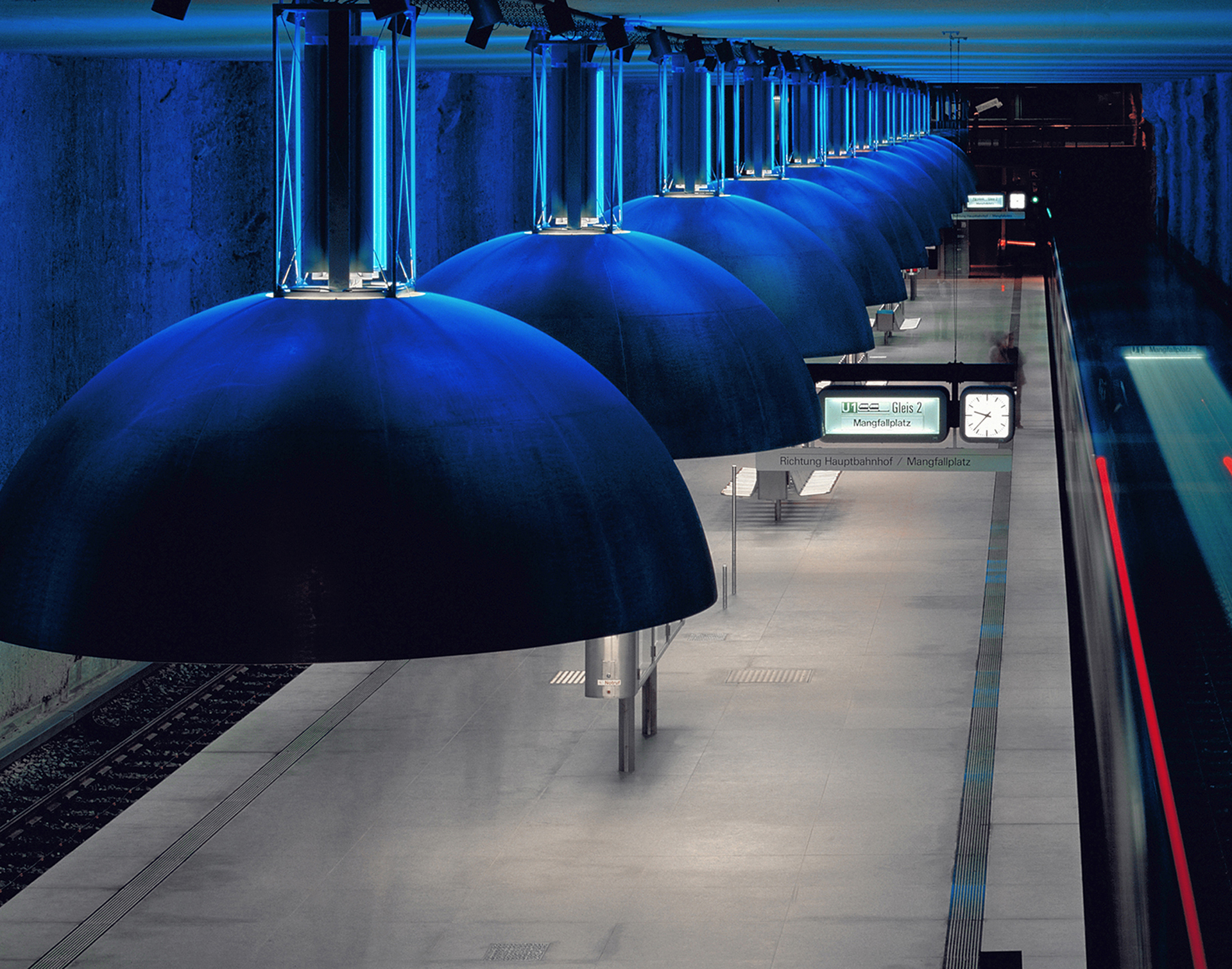 Ingo Maurer GmbH München; U-Bahnstation Westfriedhof München; Lichtplanung; Architekturfotografie; Auer Weber Architekten; Fotografie; Innenaufnahme; Kuppel; Lichtkuppel