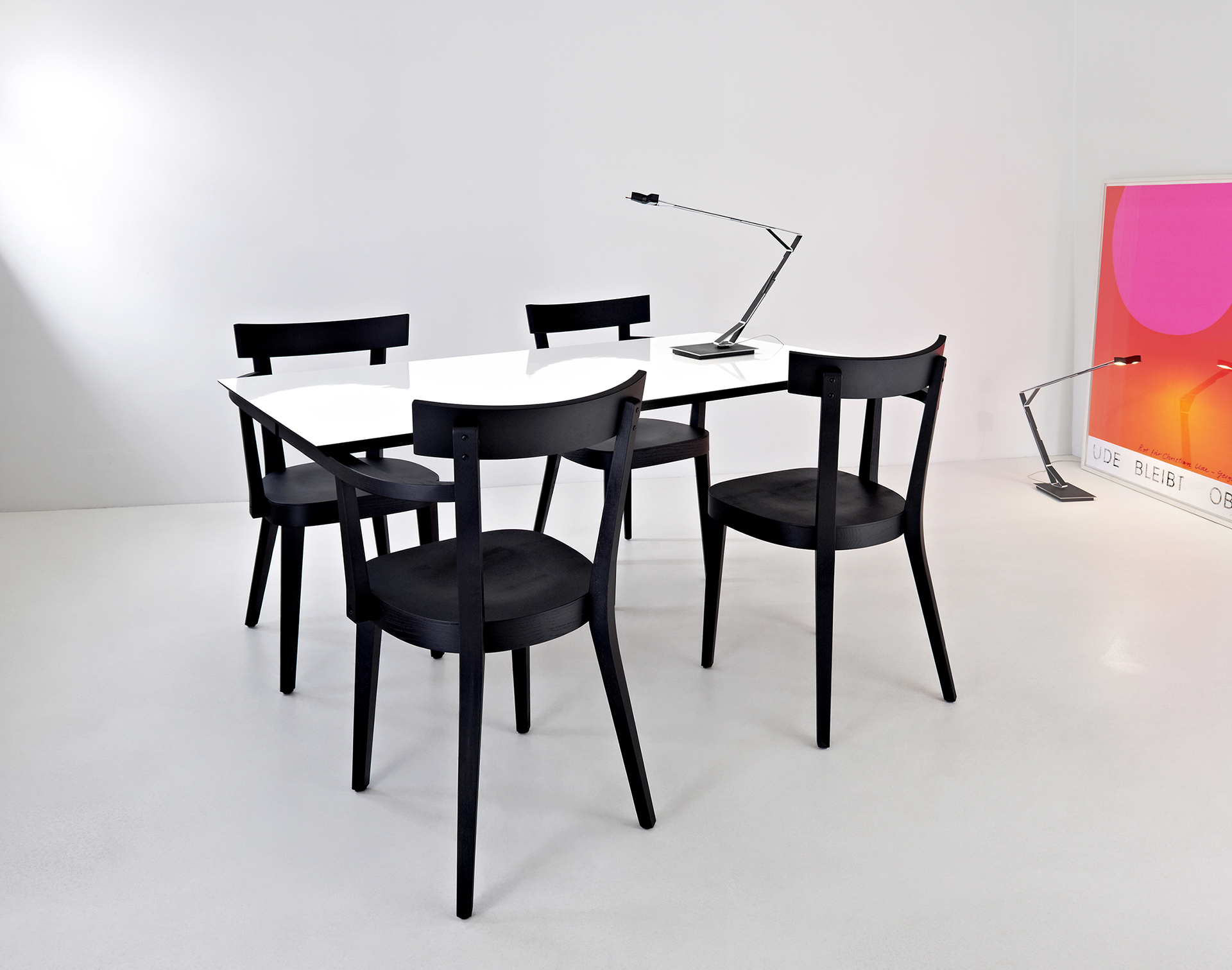 Ingo Maurer GmbH München; Floating Table; Möbel; Innenaufnahme; Lichtplanung; Architekturfotografie; Fotografie;