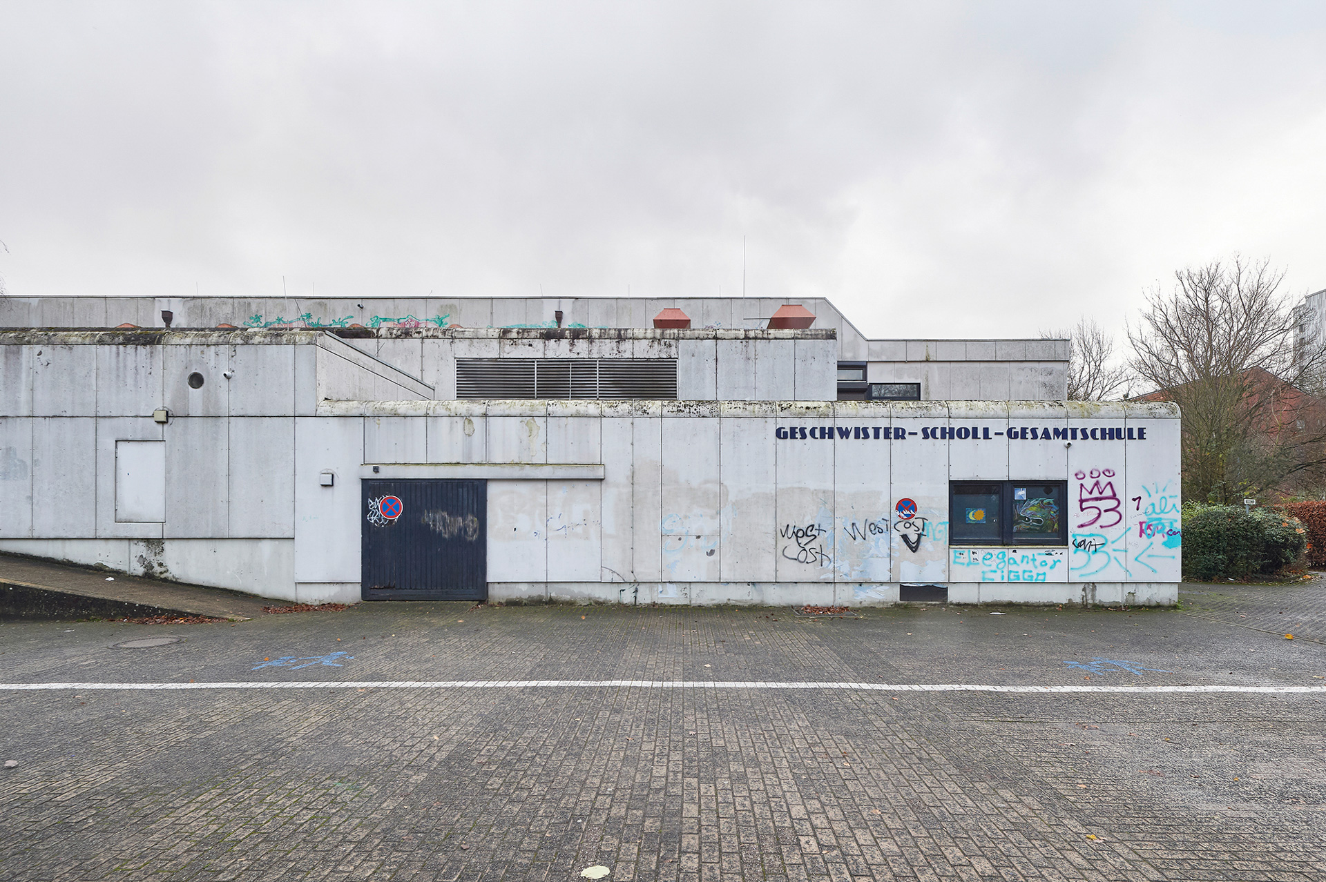 Dokumentation, Abriss; Stilllegung; Geschwister-Scholl-Gesamtschule; Hamburg-Lurup; Architekturfotografie; Markus Tollhopf; Schulbau; SBH Schulbau Hamburg; Fotografie; Aussenaufnahme; Kleta Architekten