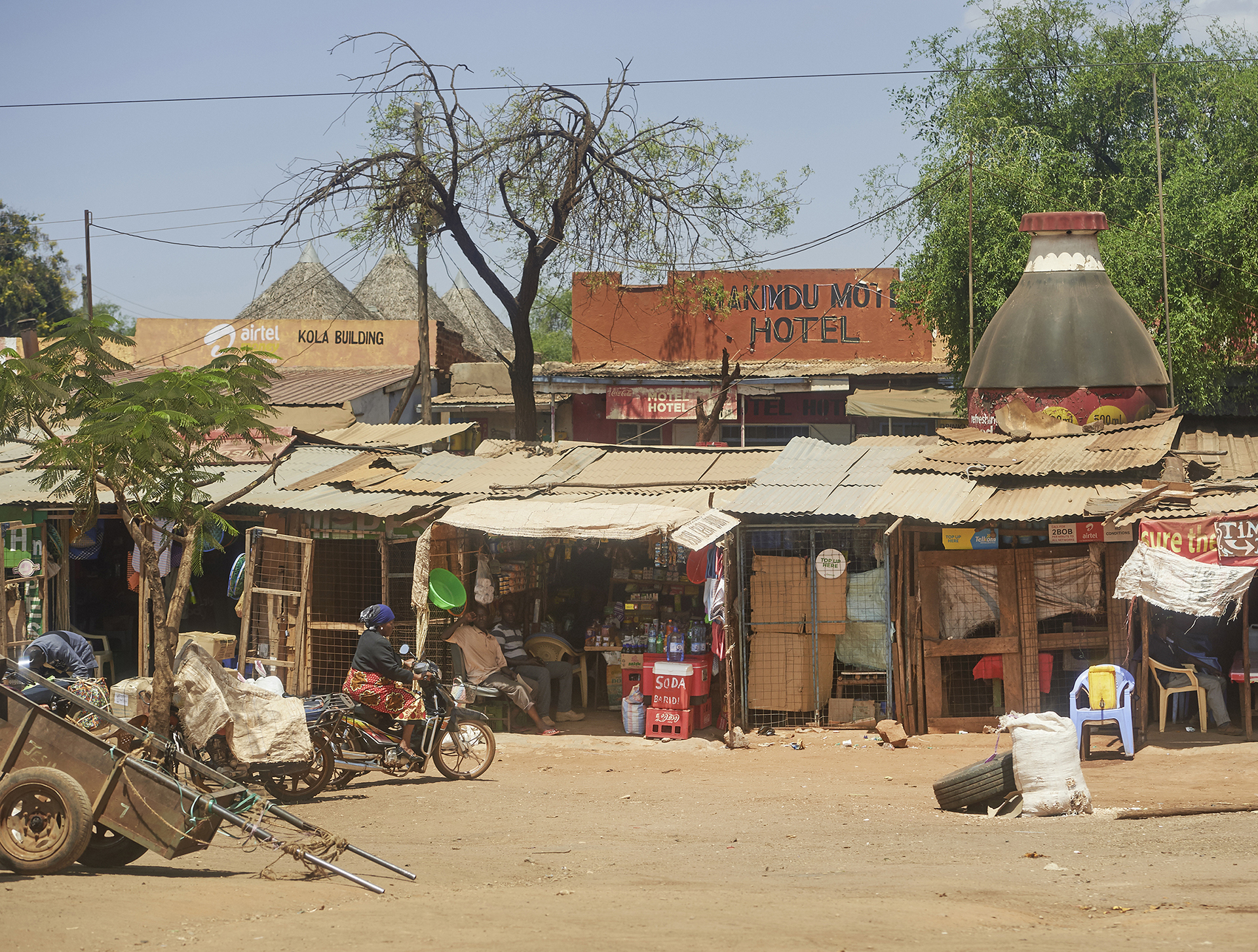Mombasa Road; Straße nach Nairobi; Kenia; Architekturfotorgafie; Markus Tollhopf; Fotografie; Aussenaufnahme; Ostafrika